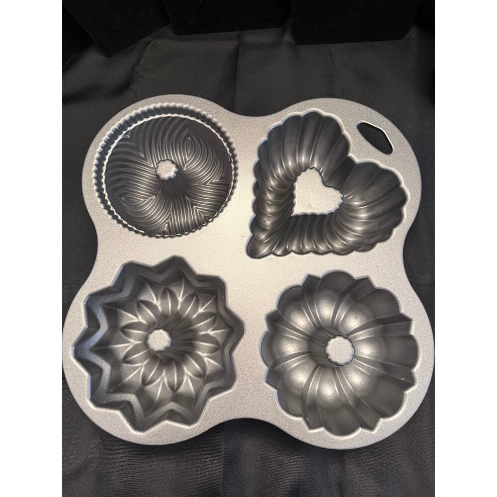 Nordic Ware 9-Cup Bundt Cake Quartet Pan in Metallic Gray Y2K Excellent Shape - Picture 2 of 9